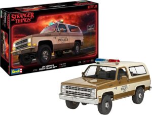 Maquette plastique Stranger Things Chevrolet K5 Blazer 1985 1:25 avec Jim Hopper