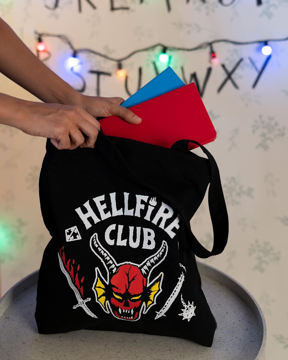 Tote bag Stranger Things Hellfire Club noir et rouge – Image 6