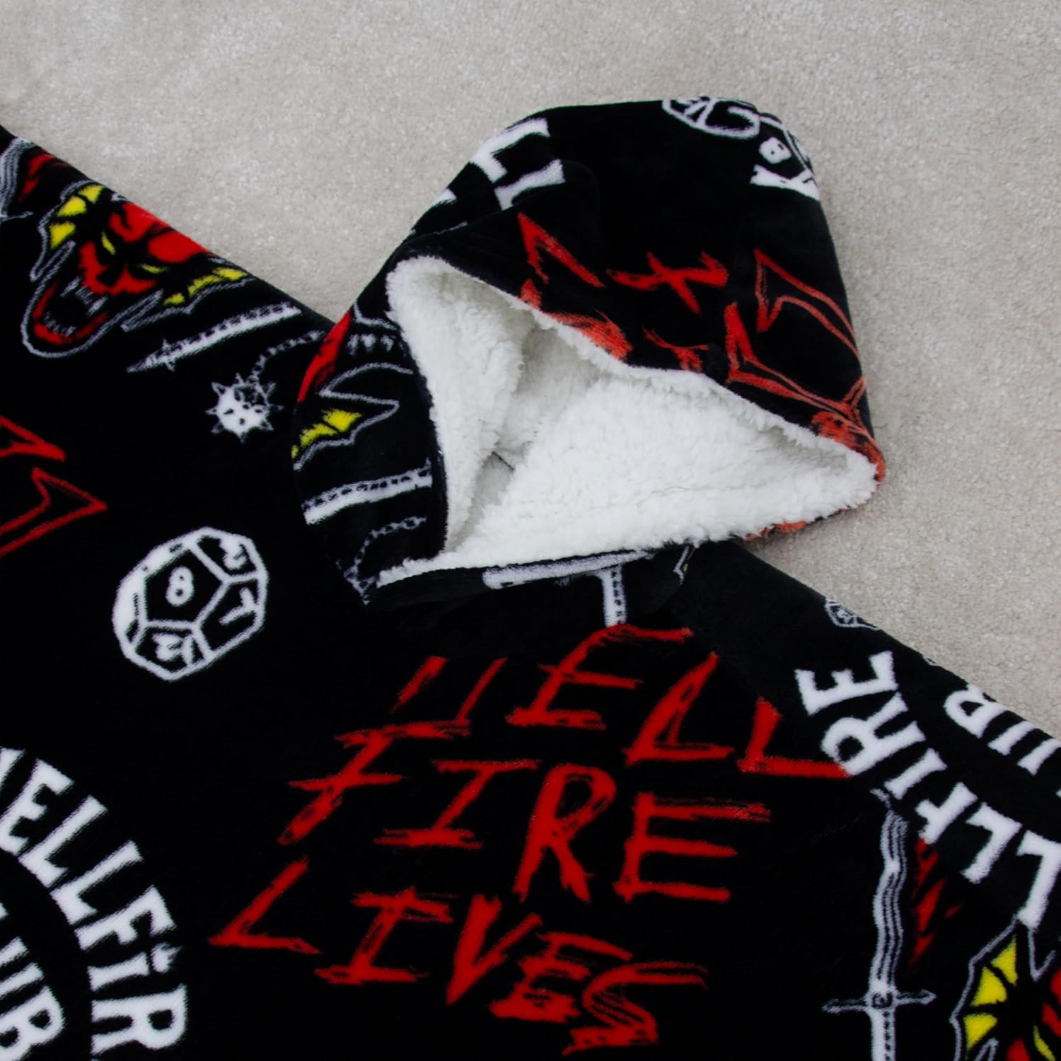 Poncho à capuche Stranger Things Demagorgon en polaire sherpa – Image 4
