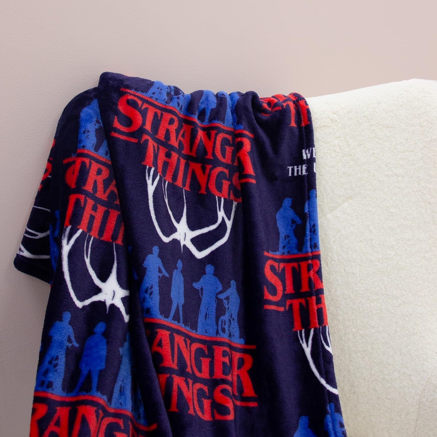 Couverture polaire Stranger Things bleu 100 x 150cm – Image 4