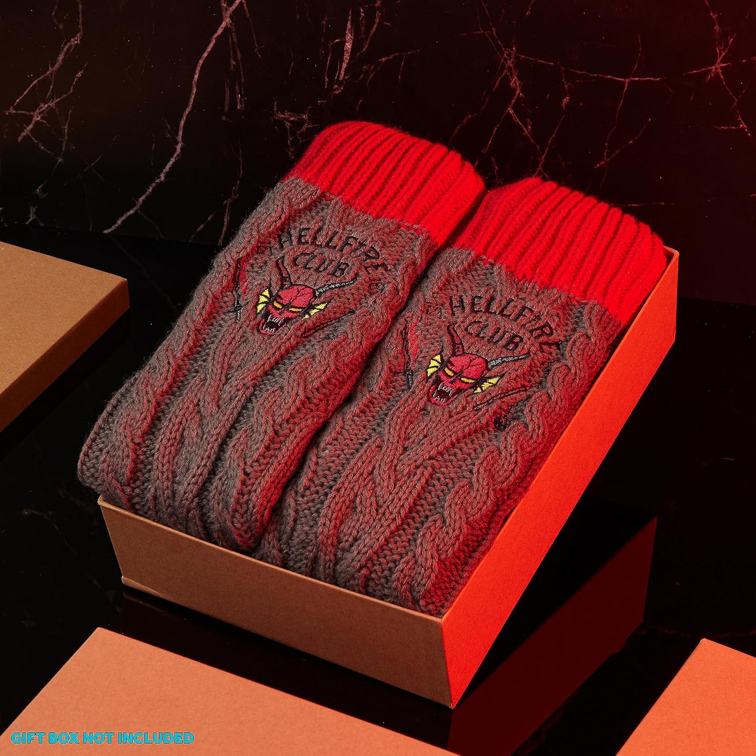 Chaussettes chaussons Stranger Things Hellfire Club en polaire antidérapantes – Image 2