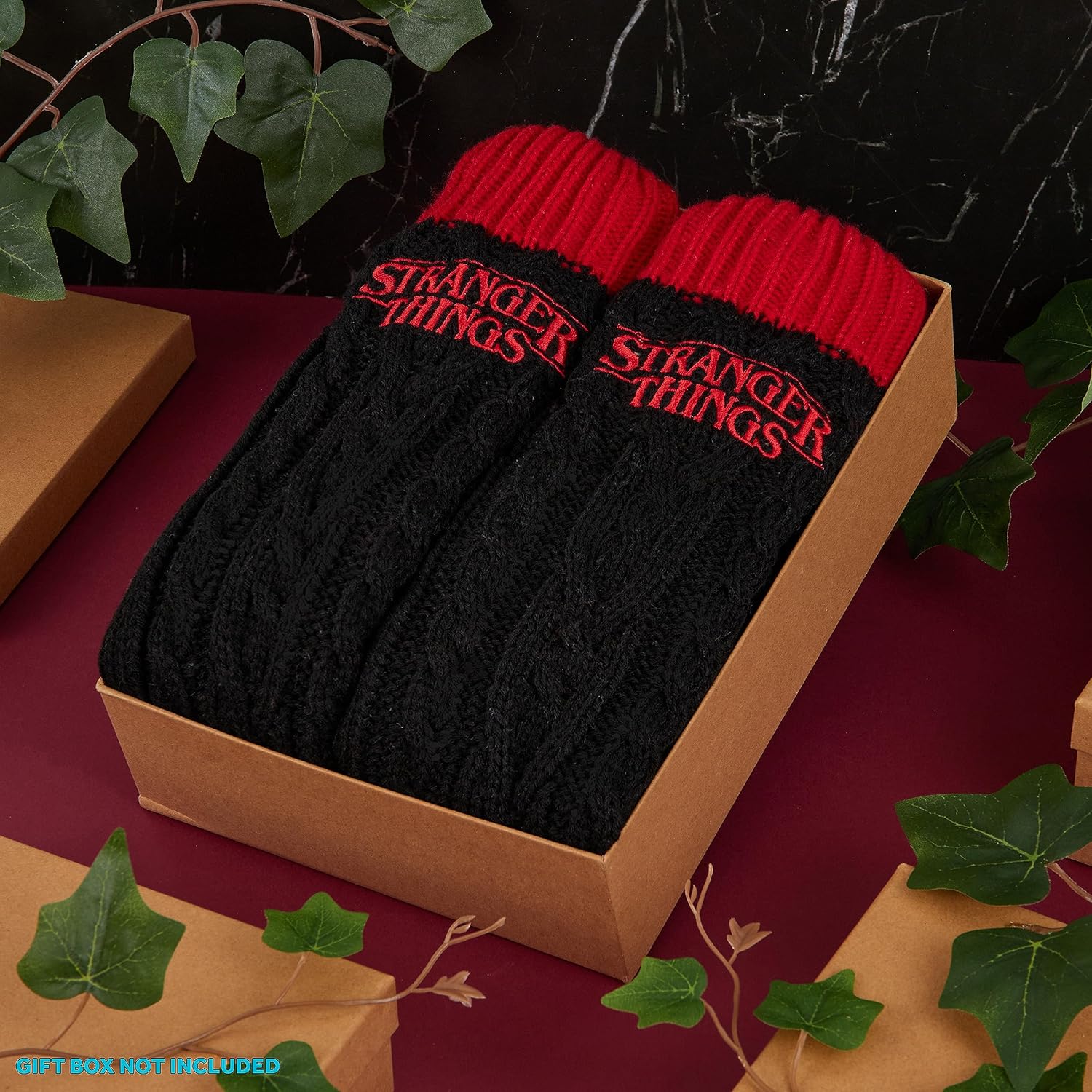 Chaussettes chaussons antidérapantes Stranger Things fourrées noir – Image 2
