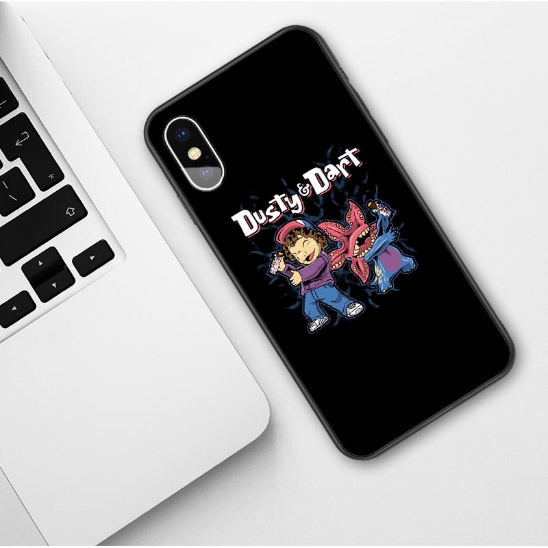 Coque iPhone Stranger Things Dusty & Dart pour iPhone SE à iPhone 11 Pro Max